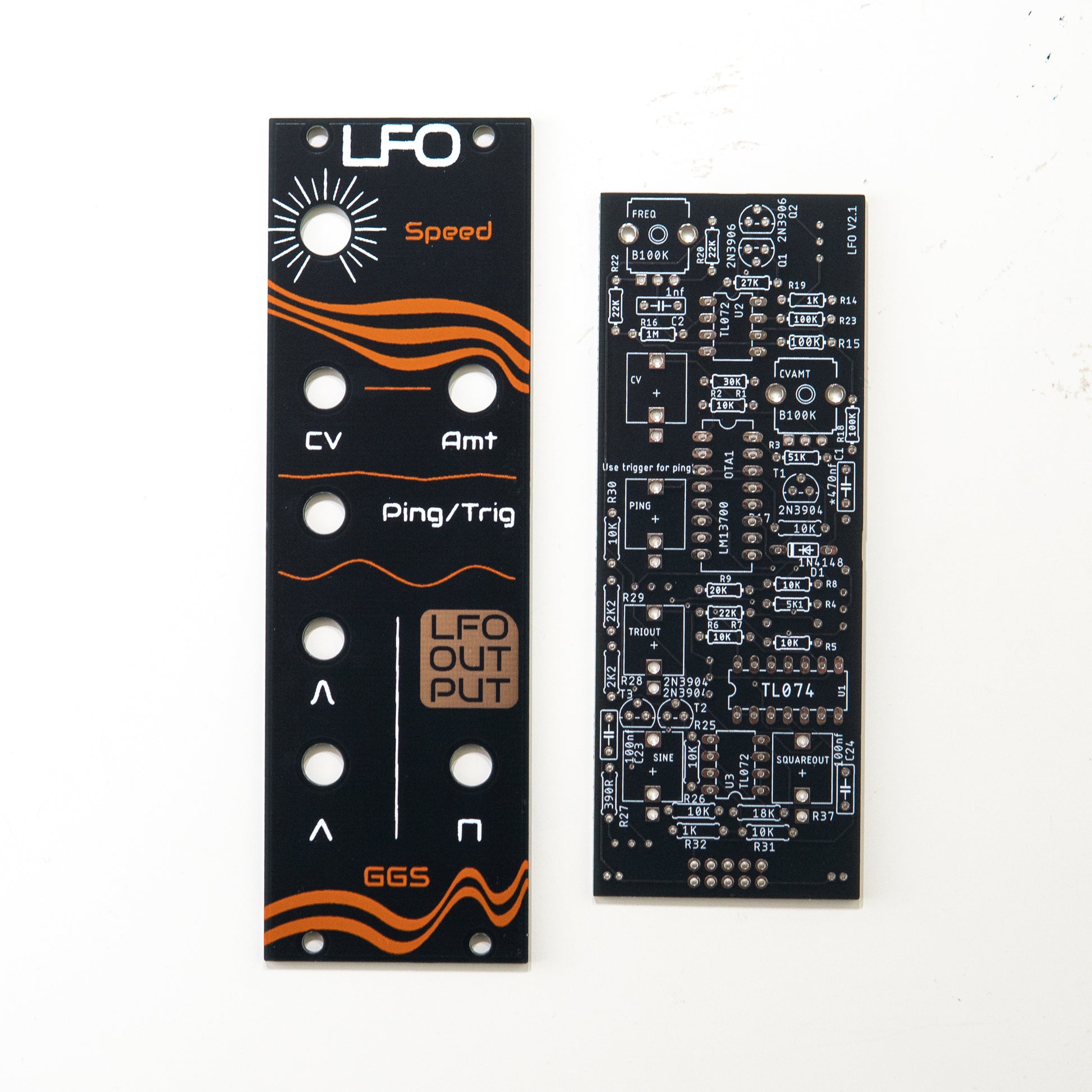 LM13700 DIY LFO module for eurorack modular synth. PCB and front panel kit. Low frequency oscillator. Speed control. Speed CV and CV Amount. Ping/trigger input, square wave, sine wave, triangle wave.