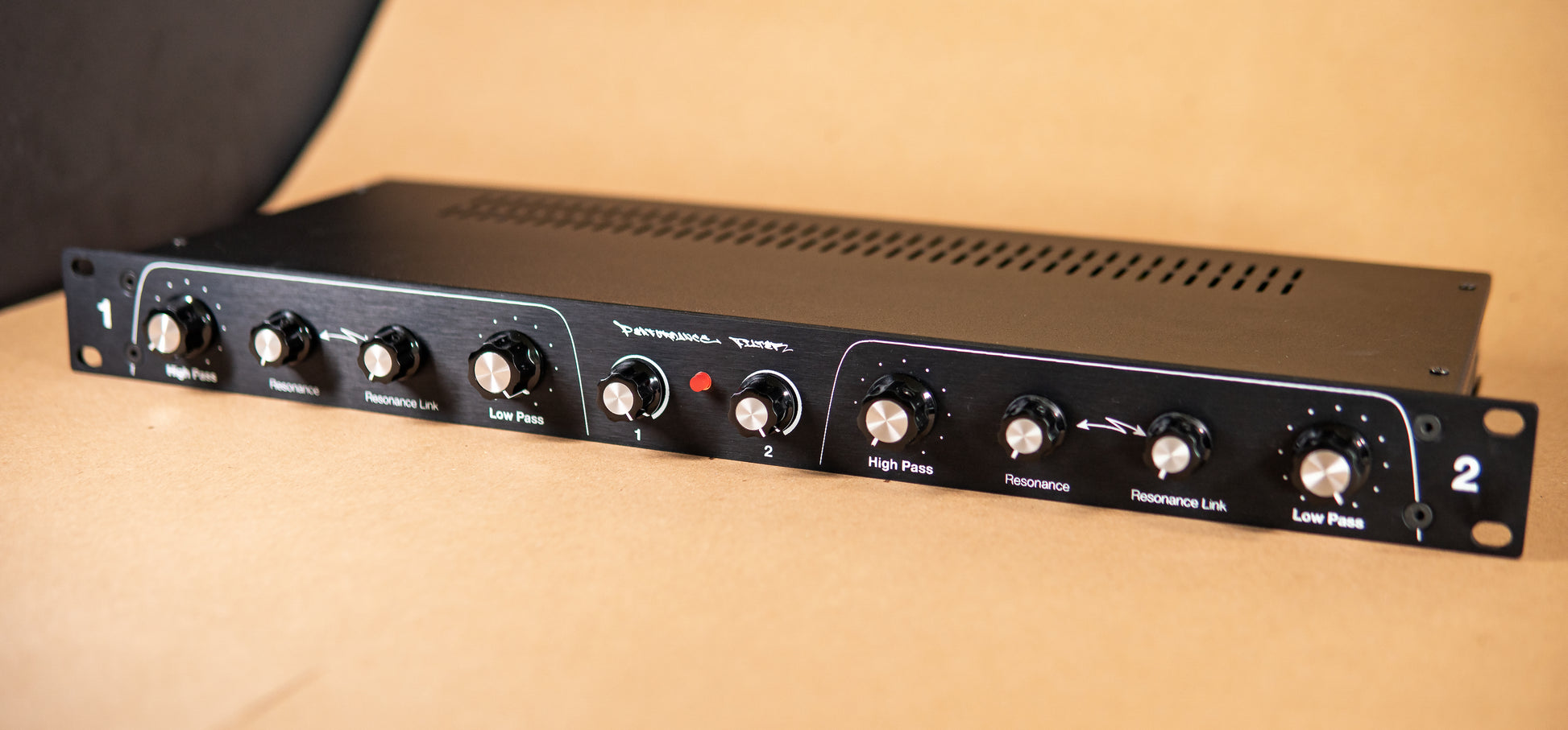 Rotary Dual High Pass/Low Pass filter for live performances and DJs. Vintage look. 19" Rack mount.