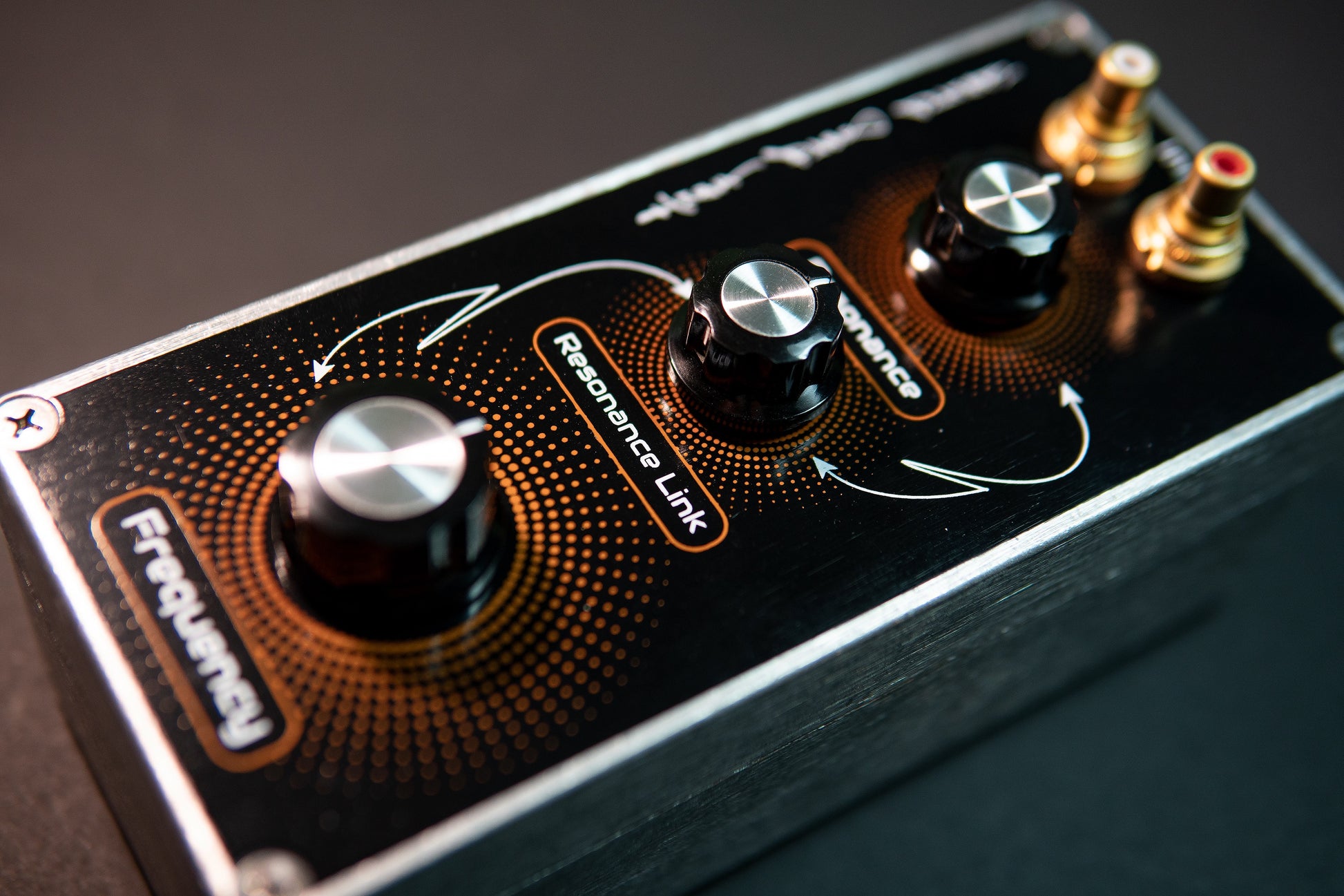 Close-up of the frequency and resonance control knobs, including the unique Resonance Link feature.