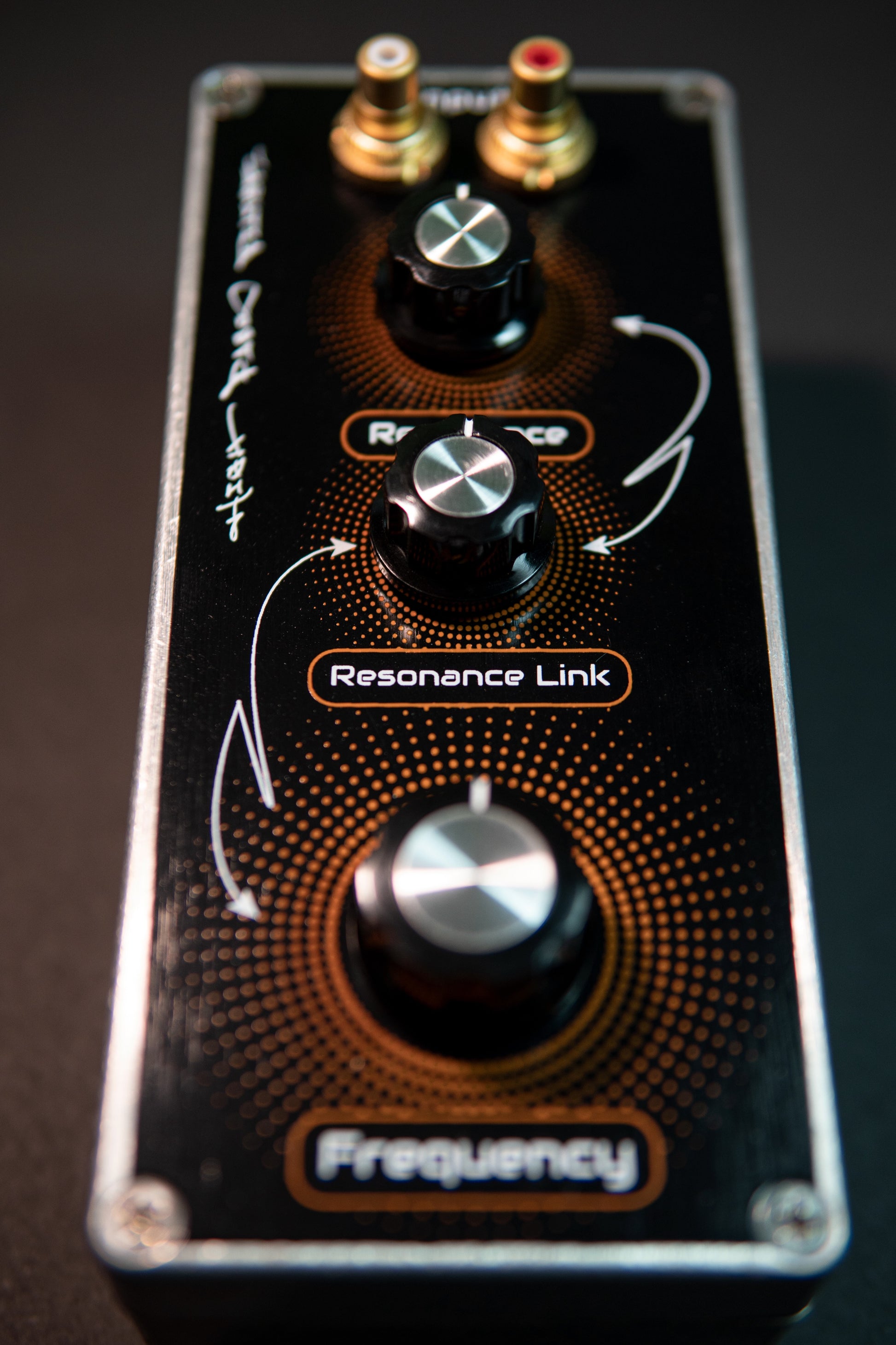 A standalone analog high-pass filter with frequency and resonance controls, designed for DJs and live performances.